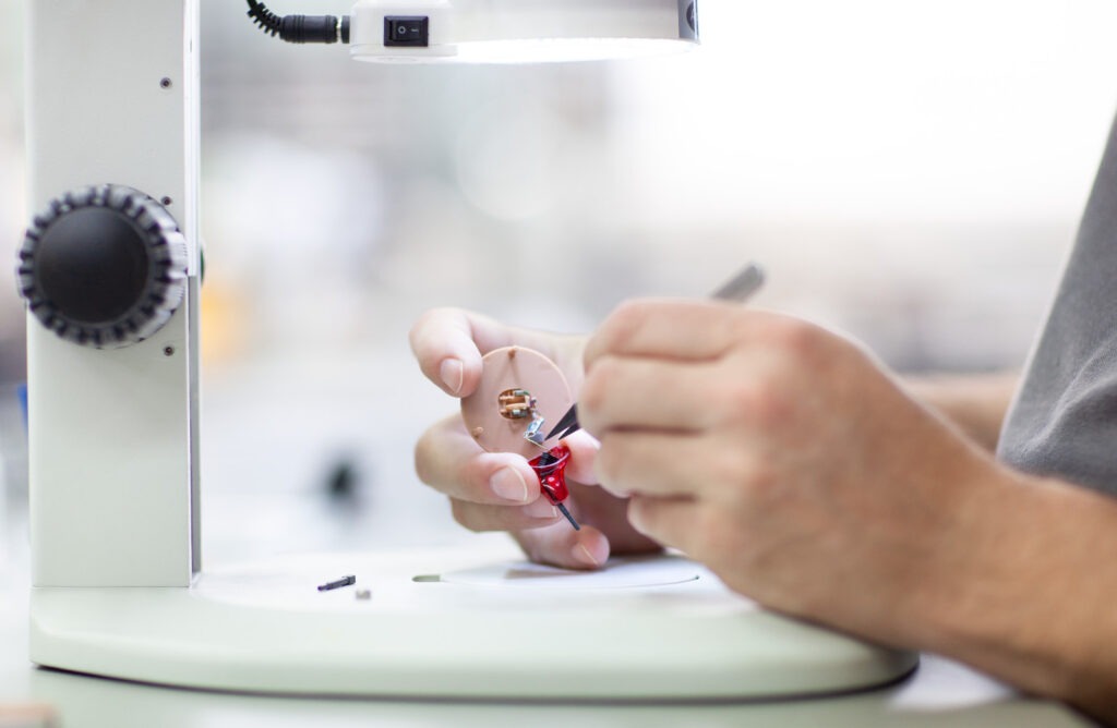 Im-Ohr-Hörgeräte Siewert Akustik Altenkirchen ©bernafon-Manufaktur